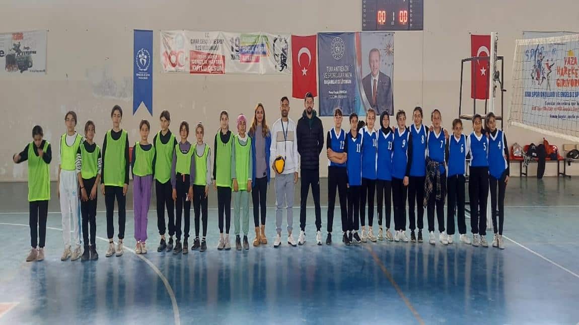 Çınar İlçe Gençlik Ve Spor Müdürlüğünün Düzenlediği Okul Sporları, Ortaokullar Arası Kız Voleybol Turnuvasına Katıldık
